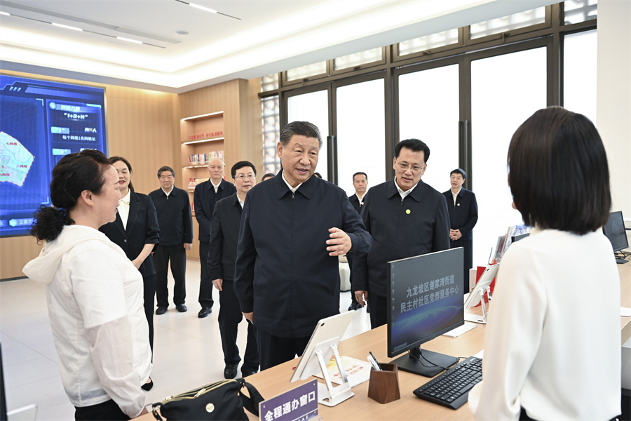 2024年4月22日至24日，中共中央總書記、國家主席、中央軍委主席習近平在重慶考察。這是22日下午，習近平在九龍坡區謝家灣街道民主村社區考察。新華社記者 謝環馳 攝
