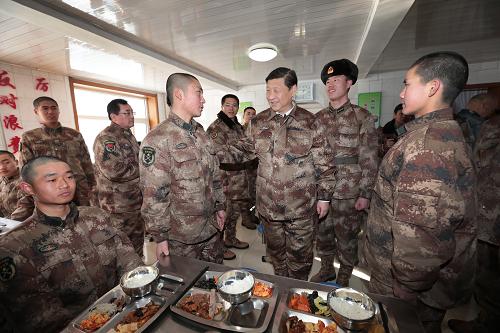 2014年1月26日中午，習近平來到連隊食堂，同戰士們一起用餐。新華社記者 李剛 攝