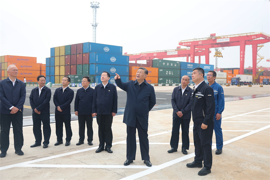 2024年5月22日至24日，中共中央總書記、國家主席、中央軍委主席習(xí)近平在山東考察。這是22日下午，習(xí)近平在日照港察看全自動化集裝箱碼頭作業(yè)場景。新華社記者 鞠鵬 攝
