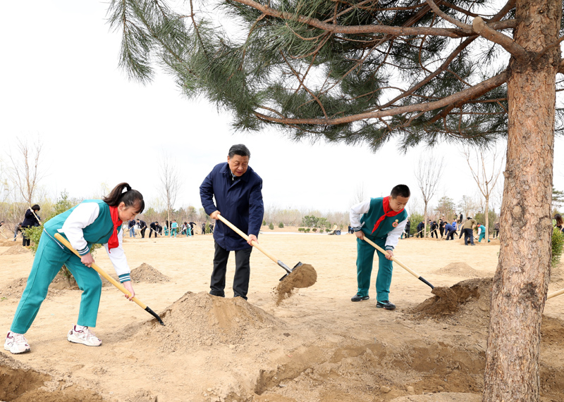 2022年3月，習近平總書記來到北京市大興區黃村鎮參加首都義務植樹活動，同大家一起植樹。新華社記者 黃敬文 攝