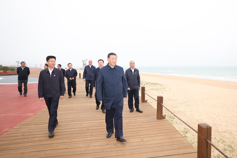 2024年5月22日，習近平總書記在山東日照陽光海岸綠道考察。