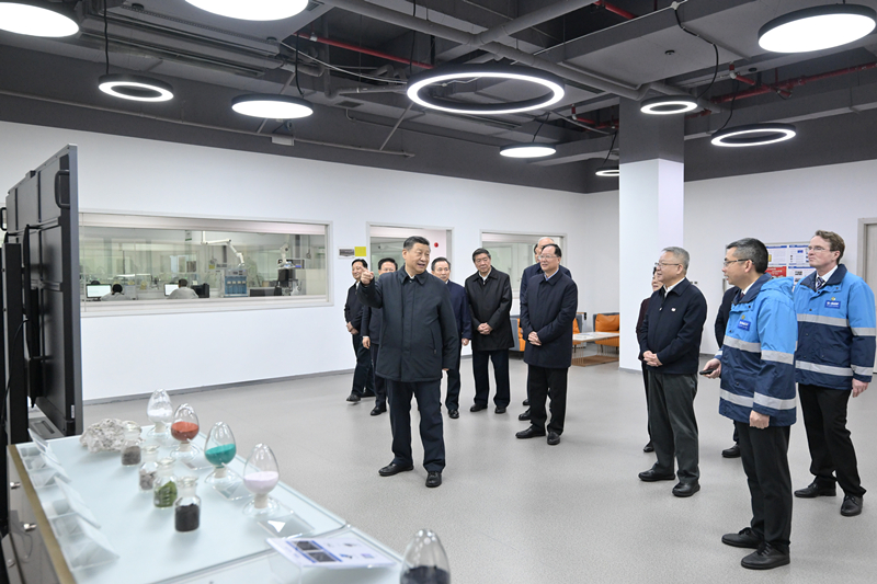 2024年3月18日，習近平總書記在中德合資企業巴斯夫杉杉電池材料有限公司考察。