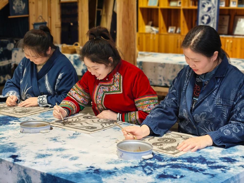 2025年3月14日,村民在肇興侗寨內制作蠟染。圖片來源:新華社