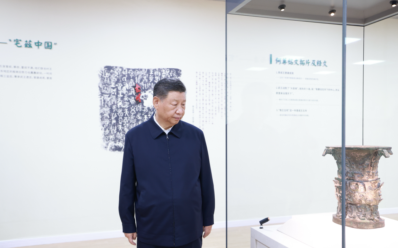 2024年9月10日，習(xí)近平總書記在前往甘肅考察途中，來(lái)到陜西寶雞參觀寶雞青銅器博物院。