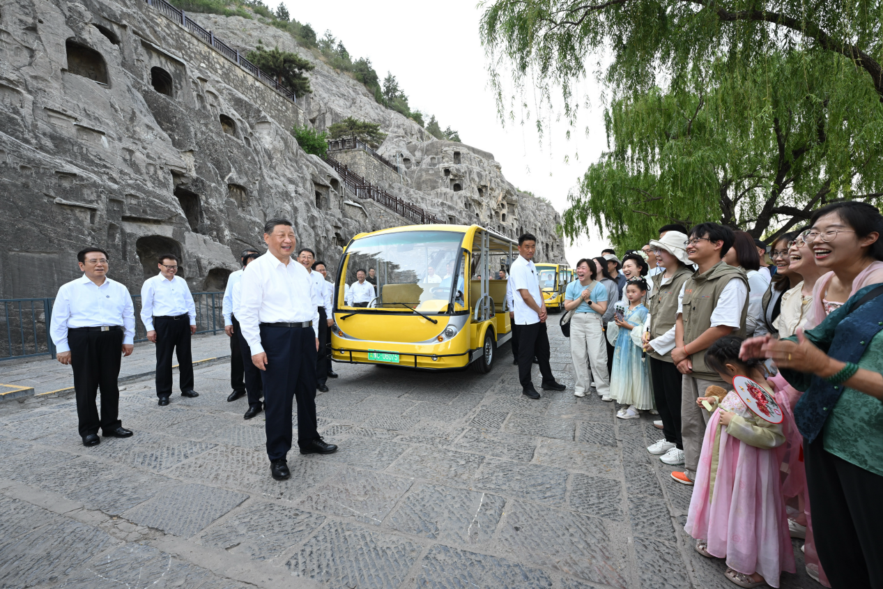 5月19日，習(xí)近平在洛陽(yáng)龍門石窟考察時(shí)，同游客親切交流。