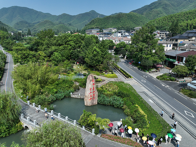 2023年8月11日，游客在浙江安吉余村參觀。