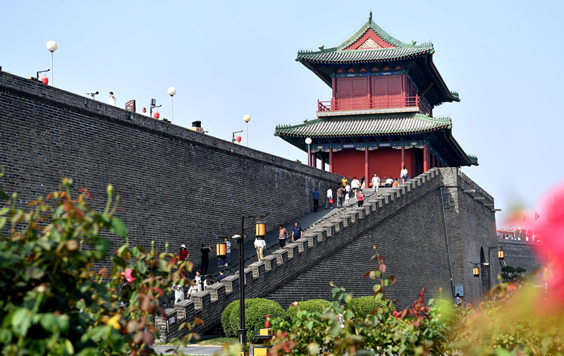 2024年9月16日，游客在河北省石家莊市正定古城游玩。