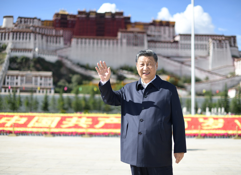 2021年7月22日，習(xí)近平在布達(dá)拉宮廣場考察時，向游客和當(dāng)?shù)厝罕姄]手致意。