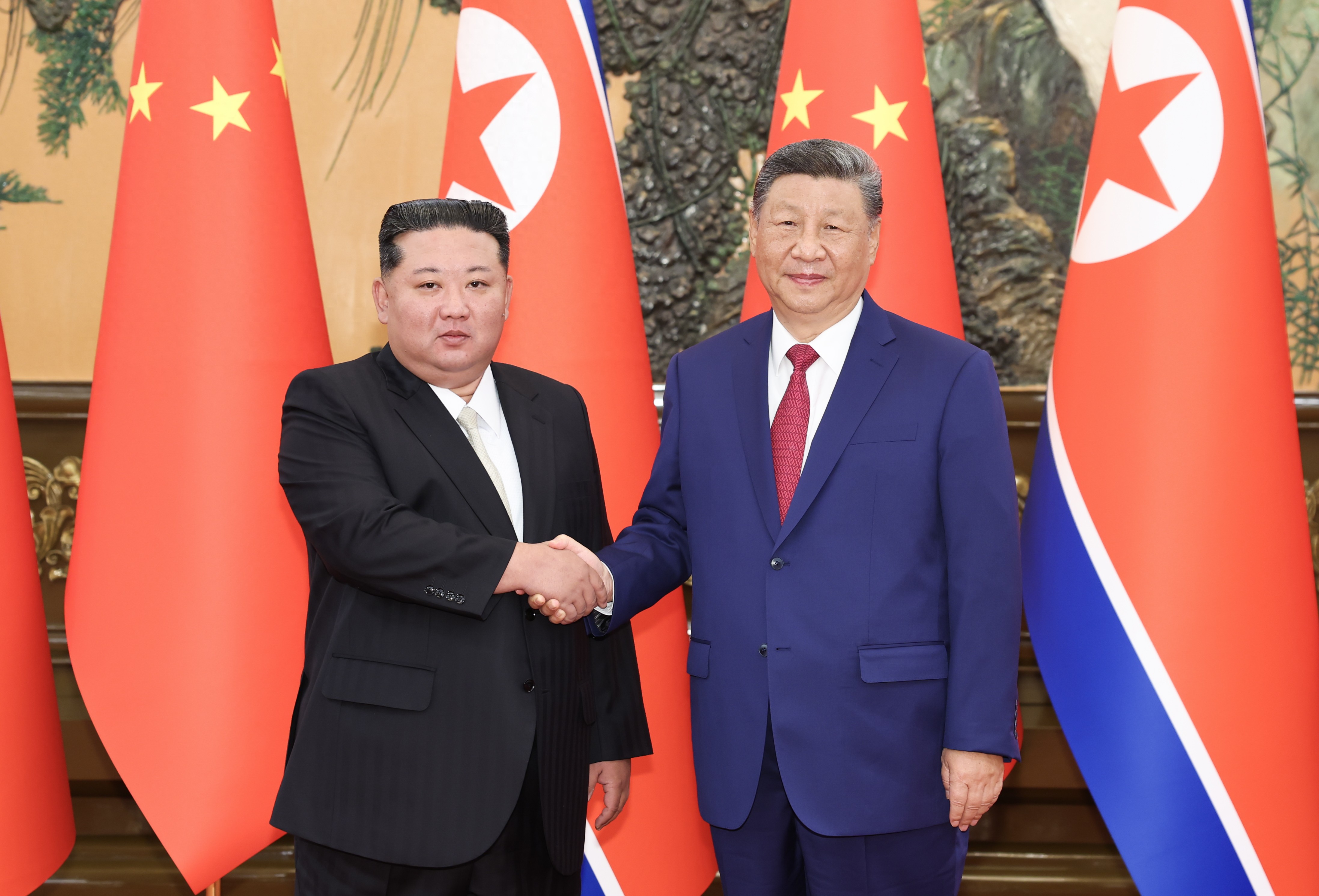 9月4日晚,中共中央總書記、國家主席習近平在北京人民大會堂同來華出席紀念中國人民抗日戰爭暨世界反法西斯戰爭勝利80周年活動的朝鮮勞動黨總書記、國務委員長金正恩舉行會談。