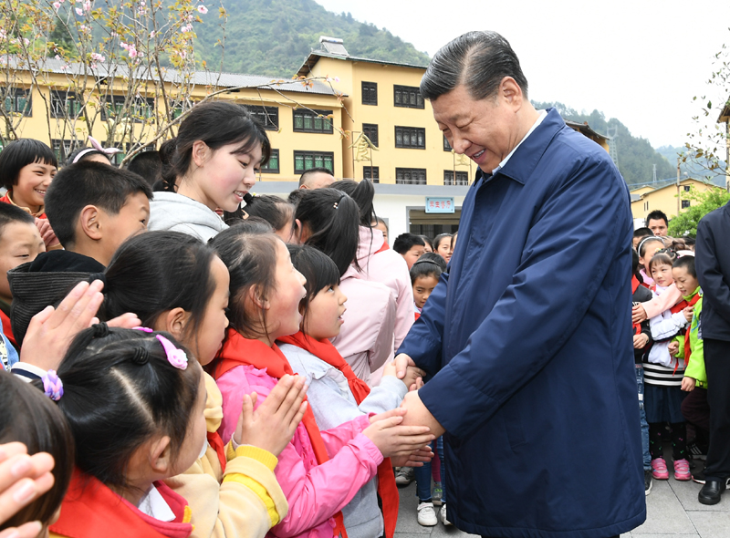 2019年4月15日，習近平總書記來到重慶市石柱土家族自治縣中益鄉小學看望老師和同學們，并同他們親切交流。