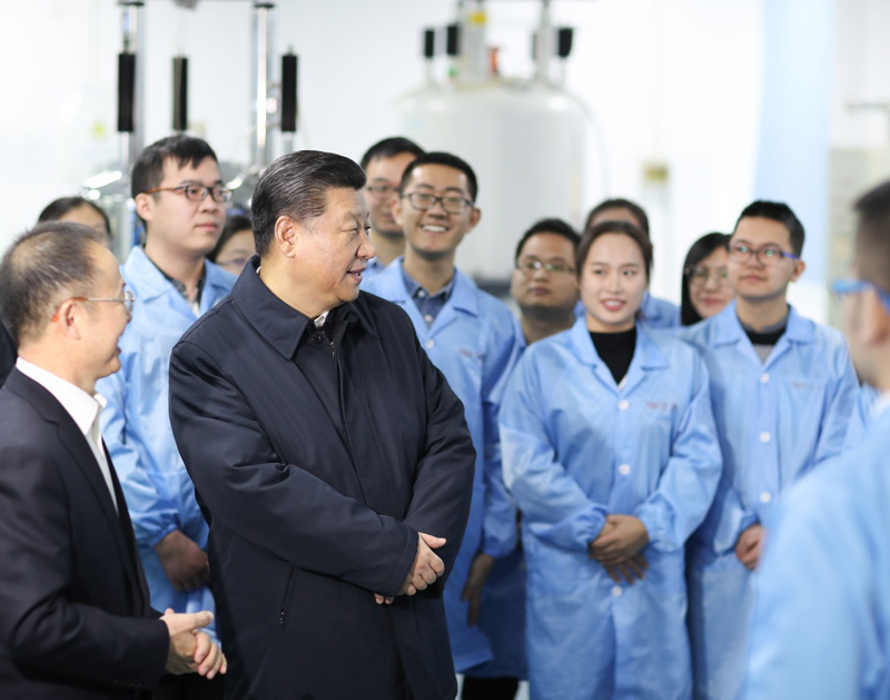 2019年1月17日，習(xí)近平總書記在天津南開大學(xué)元素有機(jī)化學(xué)國家重點(diǎn)實(shí)驗(yàn)室同師生親切交流。