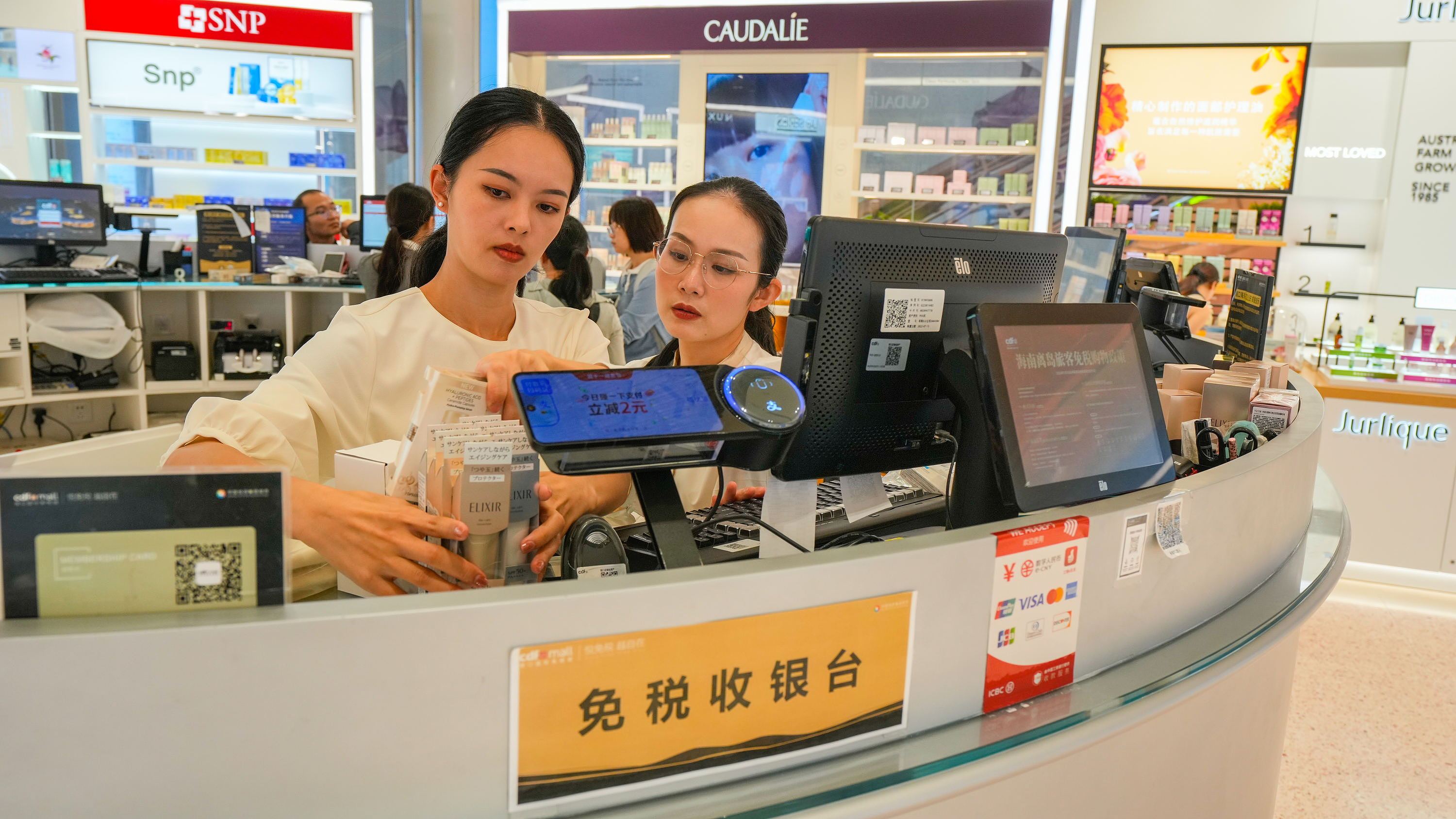2025年11月1日，海口，cdf海口國際免稅城內(nèi)人頭攢動，眾多旅客在選購免稅商品。