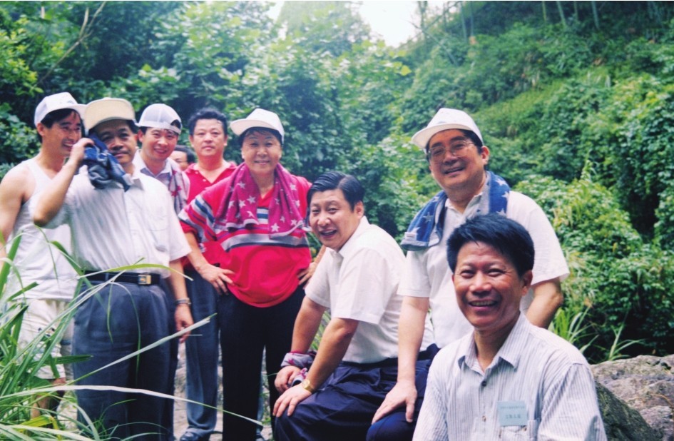 1999年6月，習近平在福州森林公園參加紀念毛主席“發(fā)展體育運動，增強人民體質(zhì)”題詞47周年登山健身活動。（圖片來源：《習近平在福建（下冊）》