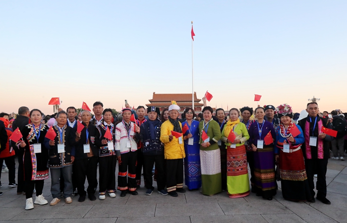 云南普洱民族團(tuán)結(jié)誓詞碑盟誓代表后代在天安門廣場(chǎng)合影留念。滕俊攝