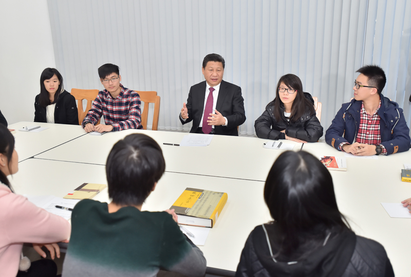 2014年12月20日，習(xí)近平主席來到澳門大學(xué)橫琴新校區(qū)考察。這是習(xí)主席在鄭裕彤住宿式書院參與學(xué)生舉辦的“中華傳統(tǒng)文化與當代青年”主題沙龍。