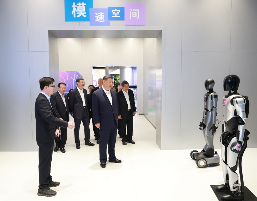 2025年4月29日，習近平總書記在上海“模速空間”大模型創新生態社區，聽取相關技術研發和企業生產經營介紹。