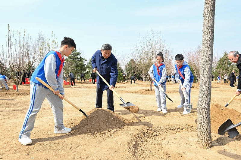 2025年4月3日，習(xí)近平總書記來到北京市豐臺(tái)區(qū)永定河畔參加首都義務(wù)植樹活動(dòng)。
