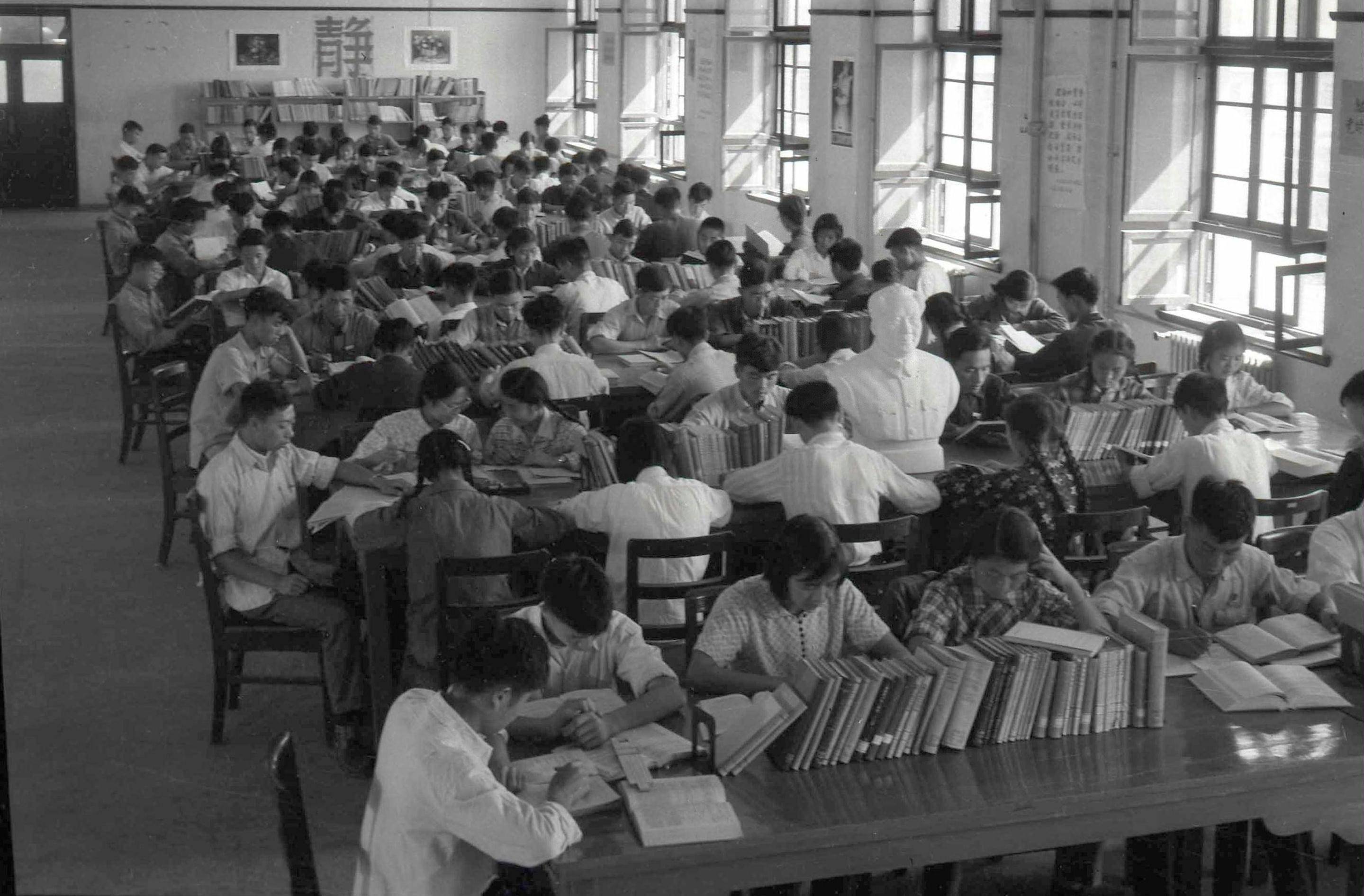 1959年,學生們在西遷后的交大校園圖書館閱覽室內學習(資料照片)。