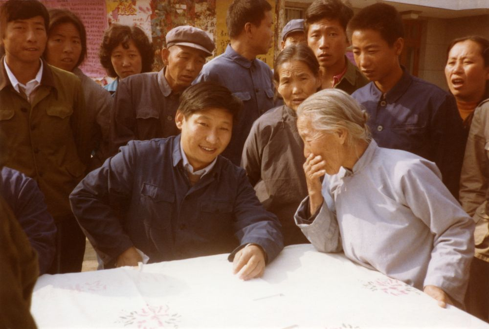 這是1983年，時任河北正定縣委書記的習近平，臨時在大街上擺桌子聽取老百姓意見。