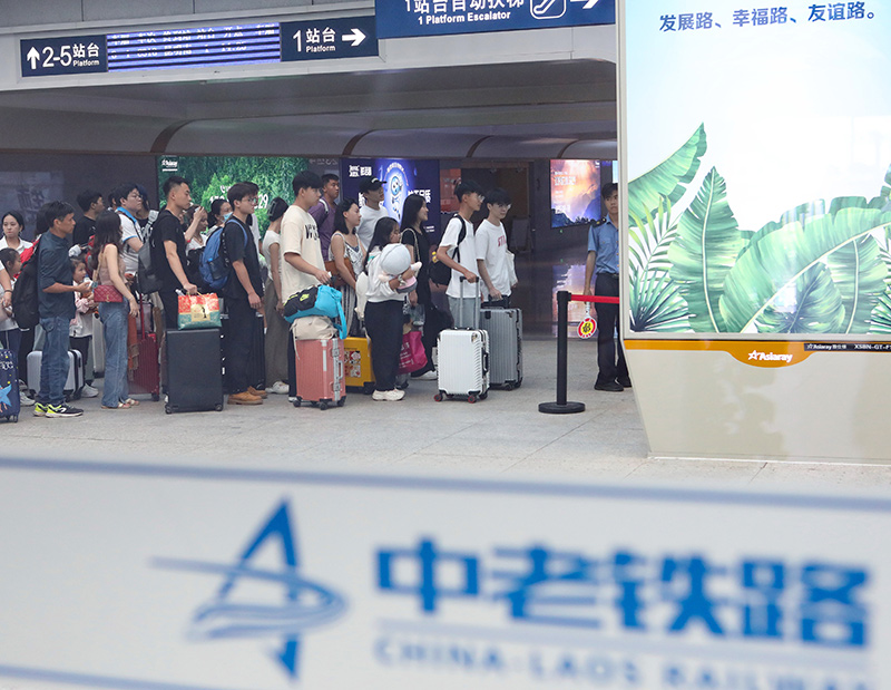 在云南景洪市的中老鐵路西雙版納站，旅客有序進入站臺乘車（2023年10月5日攝）。