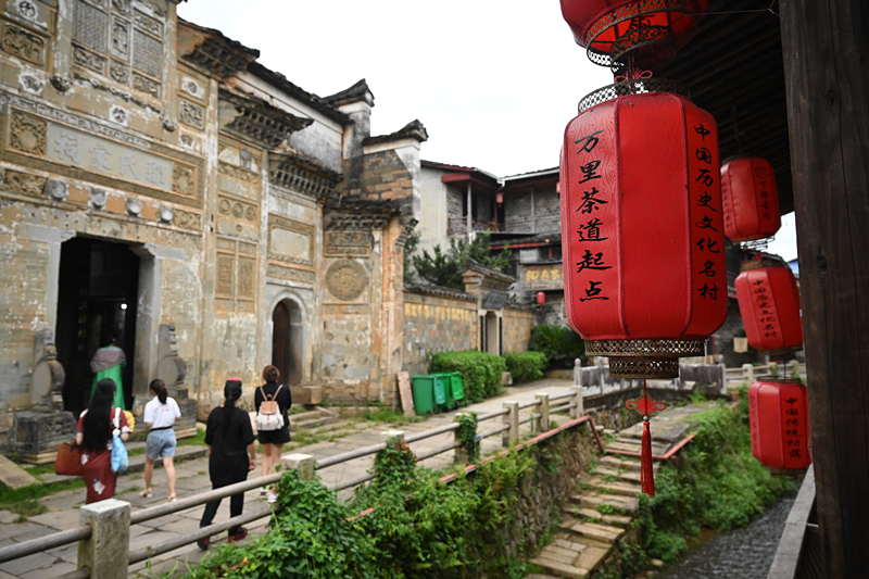 2023年9月5日，游客在福建武夷山下梅村參觀。