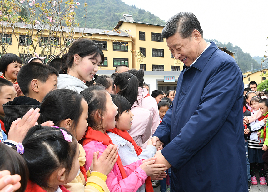 2019年4月15日下午，習近平總書記在重慶石柱土家族自治縣中益鄉小學同學生們親切交談，詢問他們學習和生活情況。