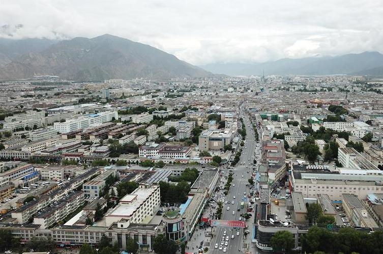 8?10日無人機(jī)拍攝的拉薩城市一景?新華社記?? 王益? ?.jpg