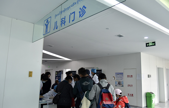 圖為患???及家屬在西藏自治區婦產兒童醫院等待義診 攝影：王媛媛.jpg