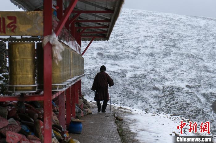 孜珠寺與雪山風(fēng)光。　江飛波 攝