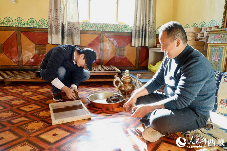 游客正在學(xué)習(xí)制作藏香。人民網(wǎng) 記者次仁羅布攝
