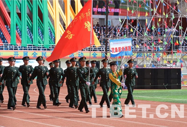 圖為拉薩警備區(qū)代表團(tuán)官兵在參加運動會現(xiàn)場