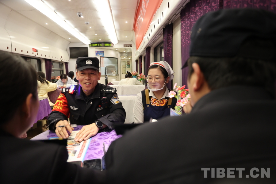 深夜巡視結束后，乘警長左紅彬與列車工作人員一起召開聯席會議。.JPG