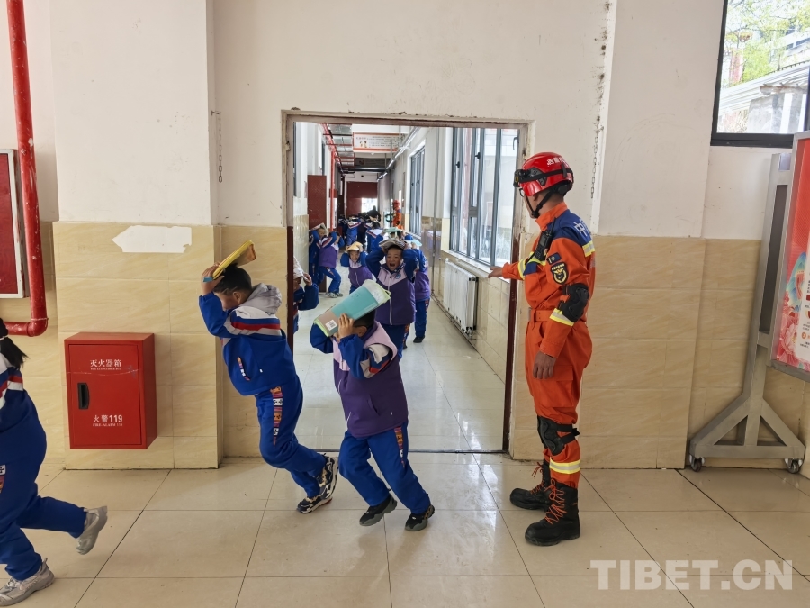 在消防救援人員的指導下開展應急疏散演練.jpg 在消防救援人員的指導下開展應急疏散演練.jpg