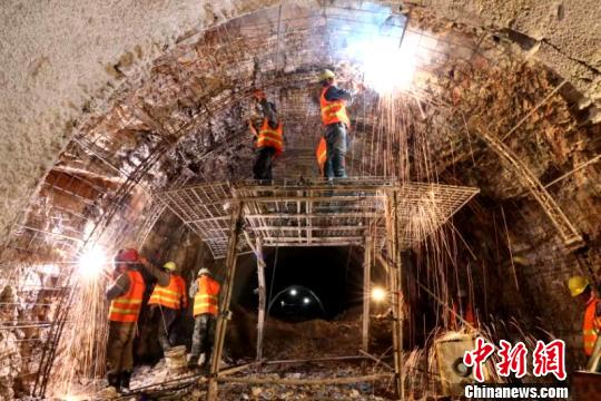 圖為施工人員正在進行隧道支護焊接作業。 陳暢 攝