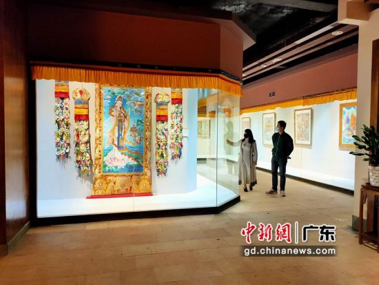 80余幅國家級非遺大師希熱布唐卡作品東莞展出。圖為展出的唐卡作品色澤鮮艷(徐倩 攝)