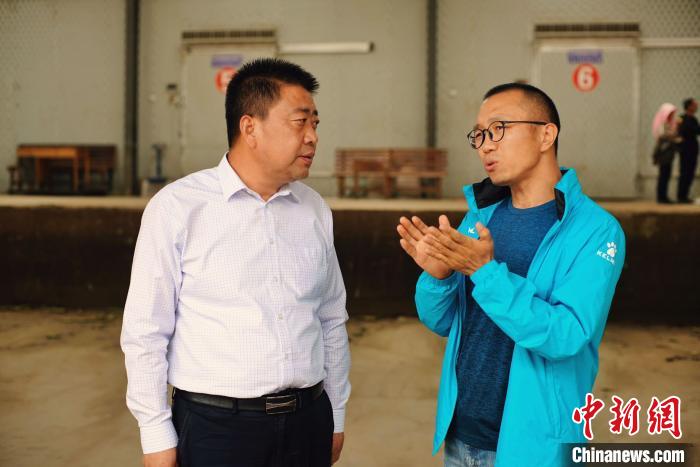 天?？h委書記李鵬(左)接受自媒體“碼頭青年”主編林飛(右)采訪。　闕道華 攝