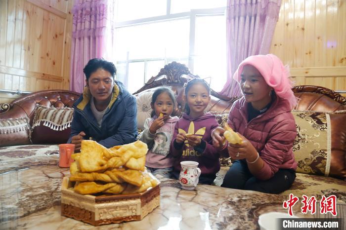 圖為項(xiàng)青達(dá)杰一家人合影。　馬銘言 攝