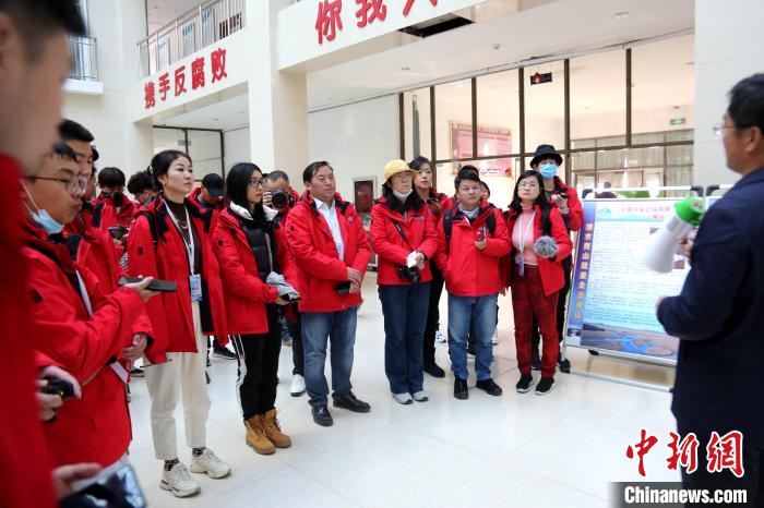 圖為中外媒體采訪三江源國家公園瀾滄江源園區生態保護成效。　張添福 攝