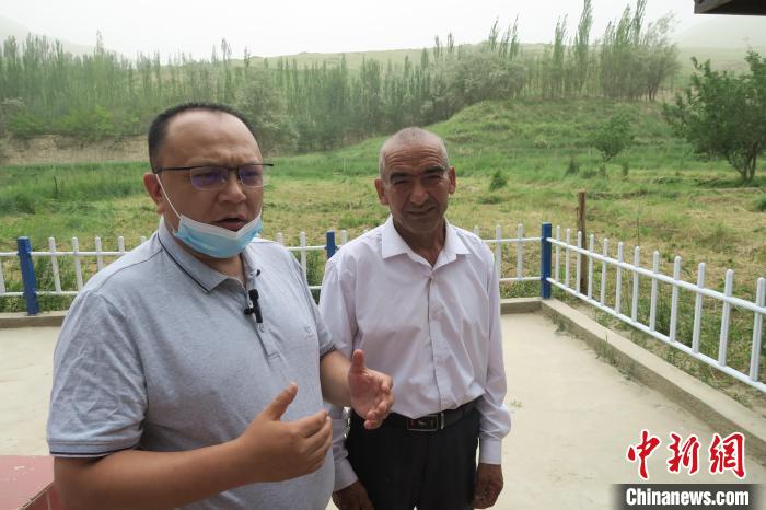 圖右為普魯村當年迎接進藏先遣連入村的見證者后代西日普·依布地。　楊程晨 攝
