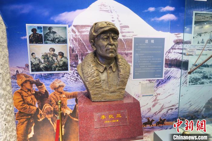 圖為南疆軍區某合成團1連榮譽室，雕像是進藏先遣英雄連總指揮李狄三。　楊程晨 攝