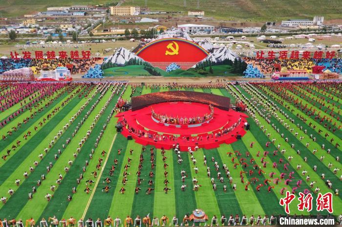 圖為玉樹藏族自治州成立70周年慶祝大會(huì)現(xiàn)場。　馬銘言 攝