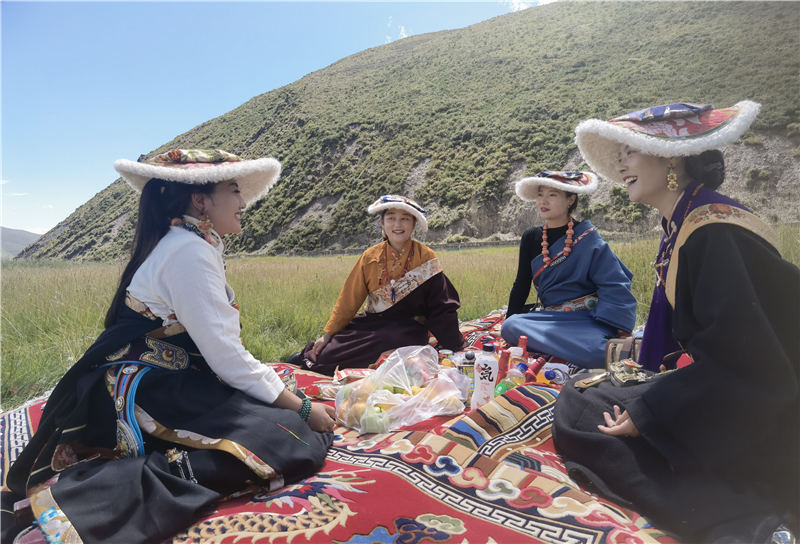 拉姆和她的朋友們在砂場修復點耍壩子。甘孜州石渠生態環境局供圖