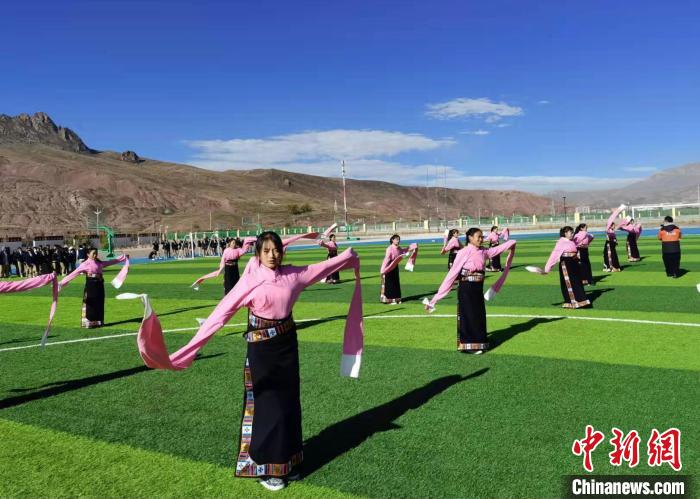 圖為青海師范大學附屬玉樹實驗學校學生在綠茵場跳起囊謙古舞—卓根瑪?！“讋?攝