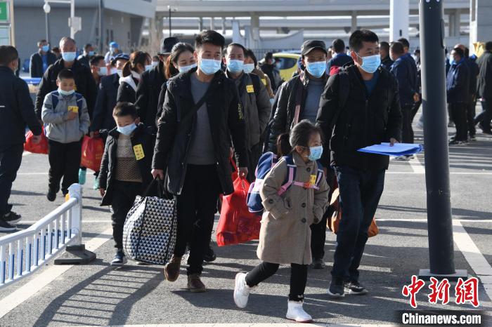 圖為搬遷民眾剛出火車站。　丁凱 攝