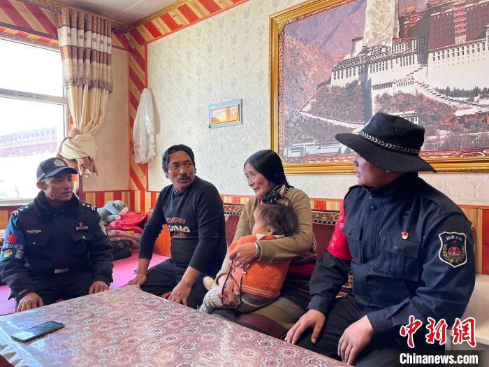 圖為派出所民警和義警入戶了解情況?！∑罾C娟 攝