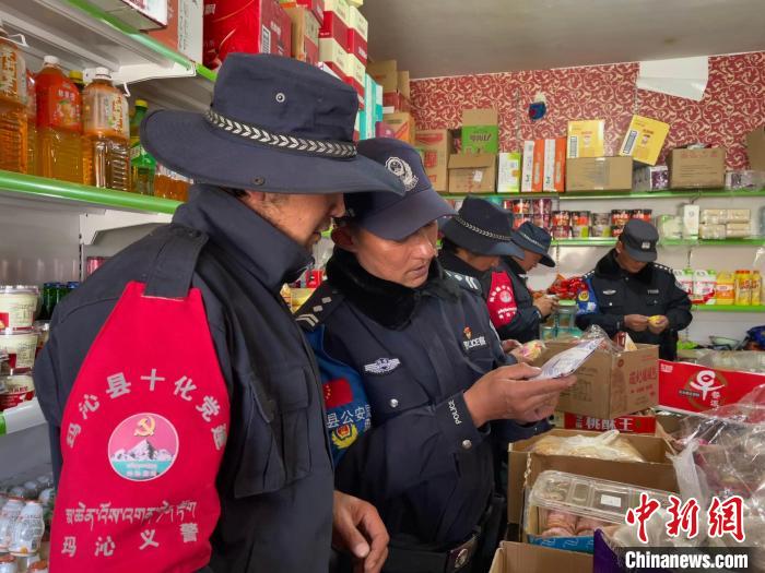 圖為派出所民警和義警對沿街店鋪檢查?！∑罾C娟 攝