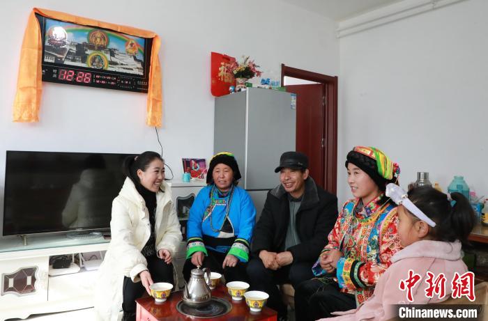 新家是兩層小樓房,一樓布置得充滿現代感,喝著藏式奶茶,一家人聊著今年春節怎么過。 丁思 攝