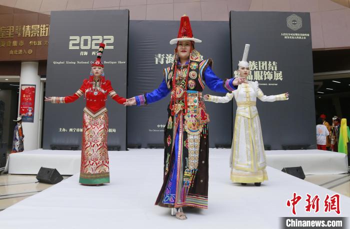 圖為模特展示蒙古族服飾。　馬銘言 攝