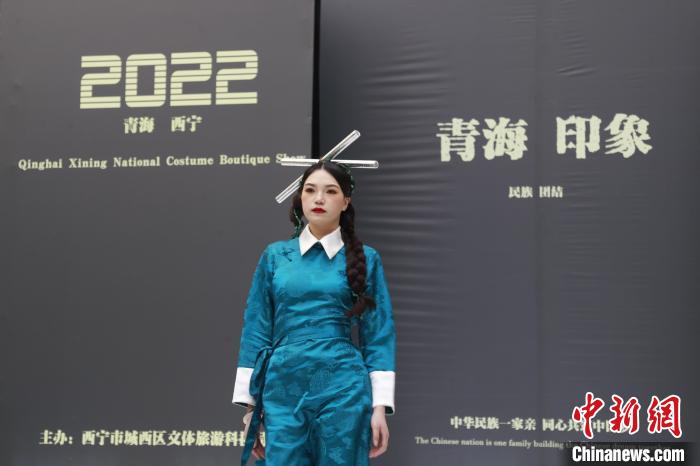 圖為模特展示少數民族服飾。　馬銘言 攝