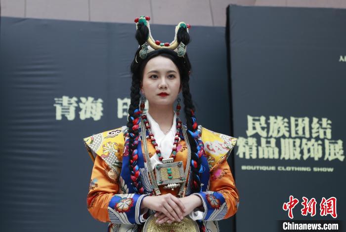 圖為模特展示藏族服飾?！●R銘言 攝